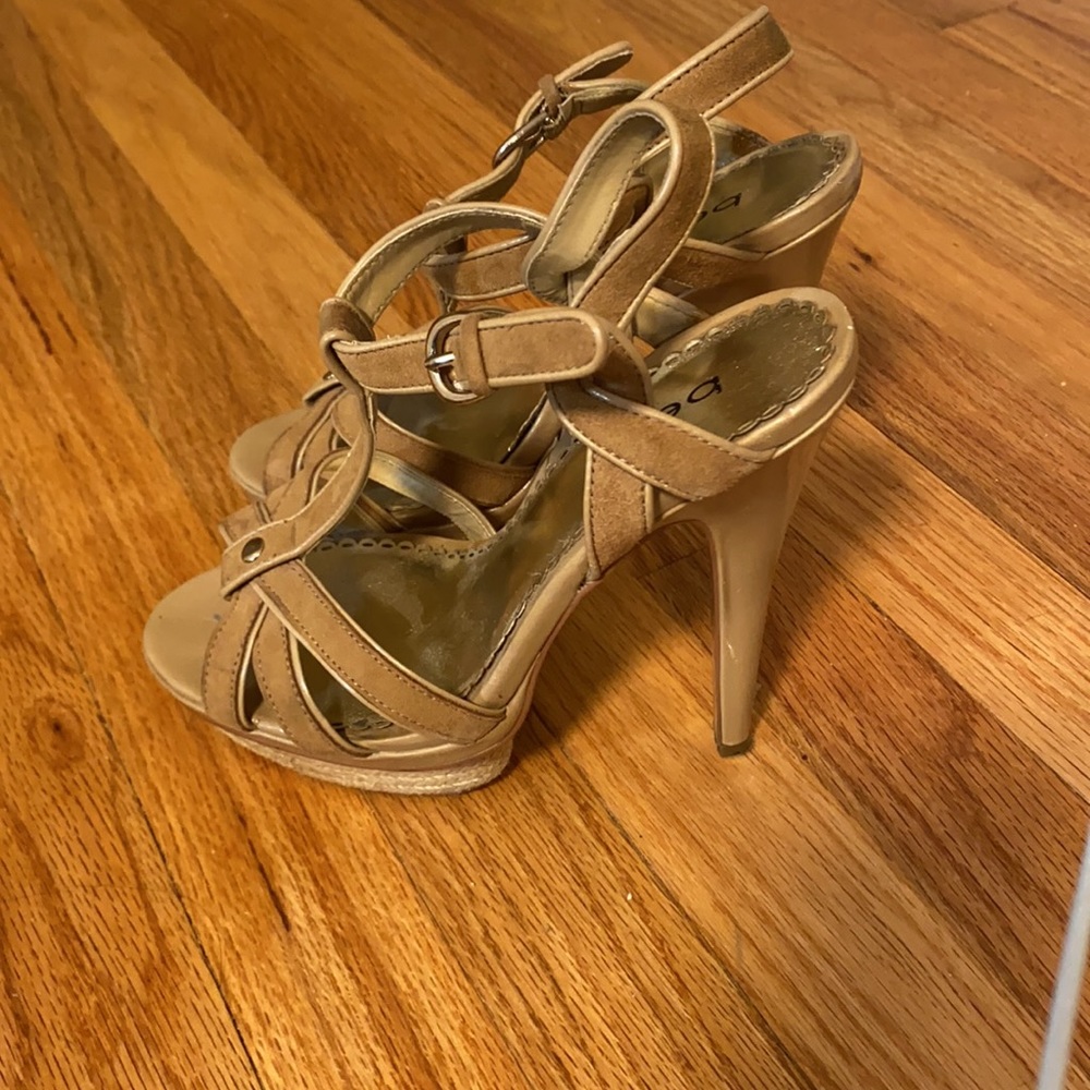 Be e platform sandals. - Picture 2 of 6